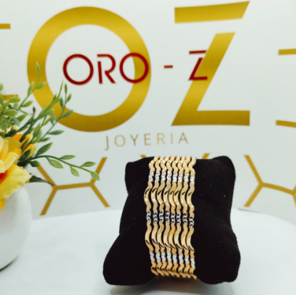 Intricate Gold Bangle Design