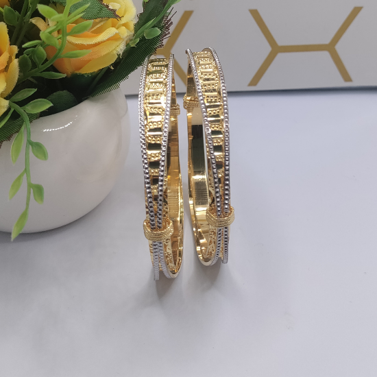 Contemporary gold bangle style